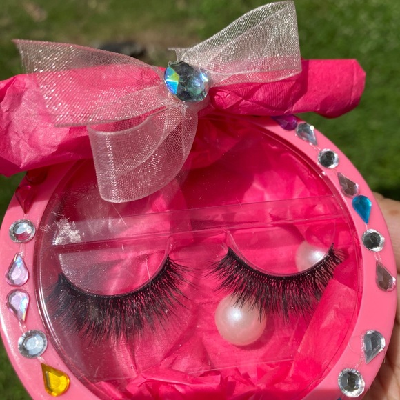 Lashes - Picture 3 of 4